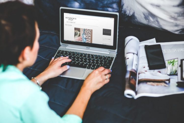 femme devant un laptop