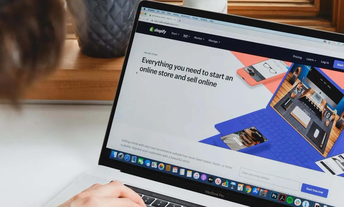 Utilisatrice de la plateforme de vente en ligne Shopify devant une fenêtre